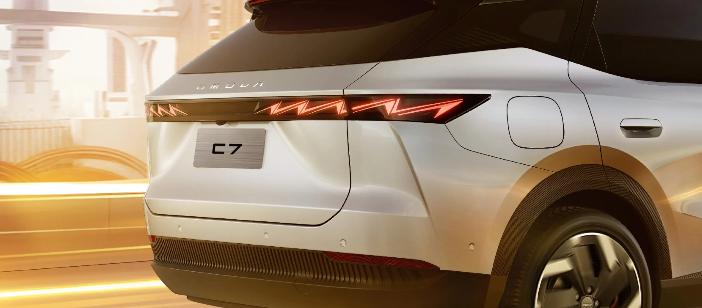 OMODA C7 Lightning–Inspired LED Signature